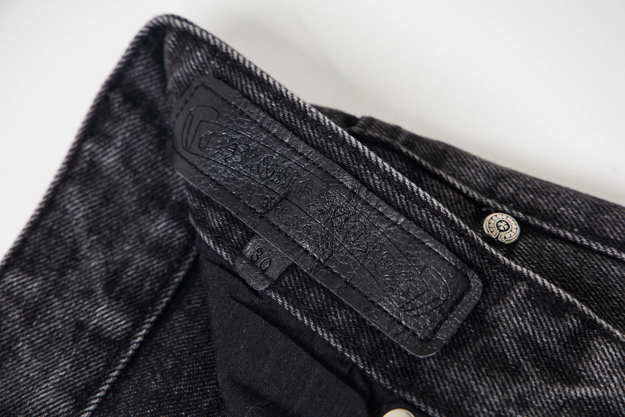 P290 Chrome Hearts Chrome Hearts Black Pinduo Black Leather Big Devil Cow King Jeans CH jeans need to be washed before being dismantled and hand-stitched with sheepskin cross leather and then spliced to complete. The whole piece has too much craftsmanship to describe. About Chrome Hearts This is an extremely luxurious fashion brand that can also be called the nobility of the high street. It has always been an exclusive brand for some hipsters or the second generation of rich people. Compared with ordinary high streets, it is more luxurious and noble. Compared with luxury brands, it has a more fashionable personality. It has always been a brand that I have a special liking for. Style number: 1769# Color: black Size: 28 30 32 34 36